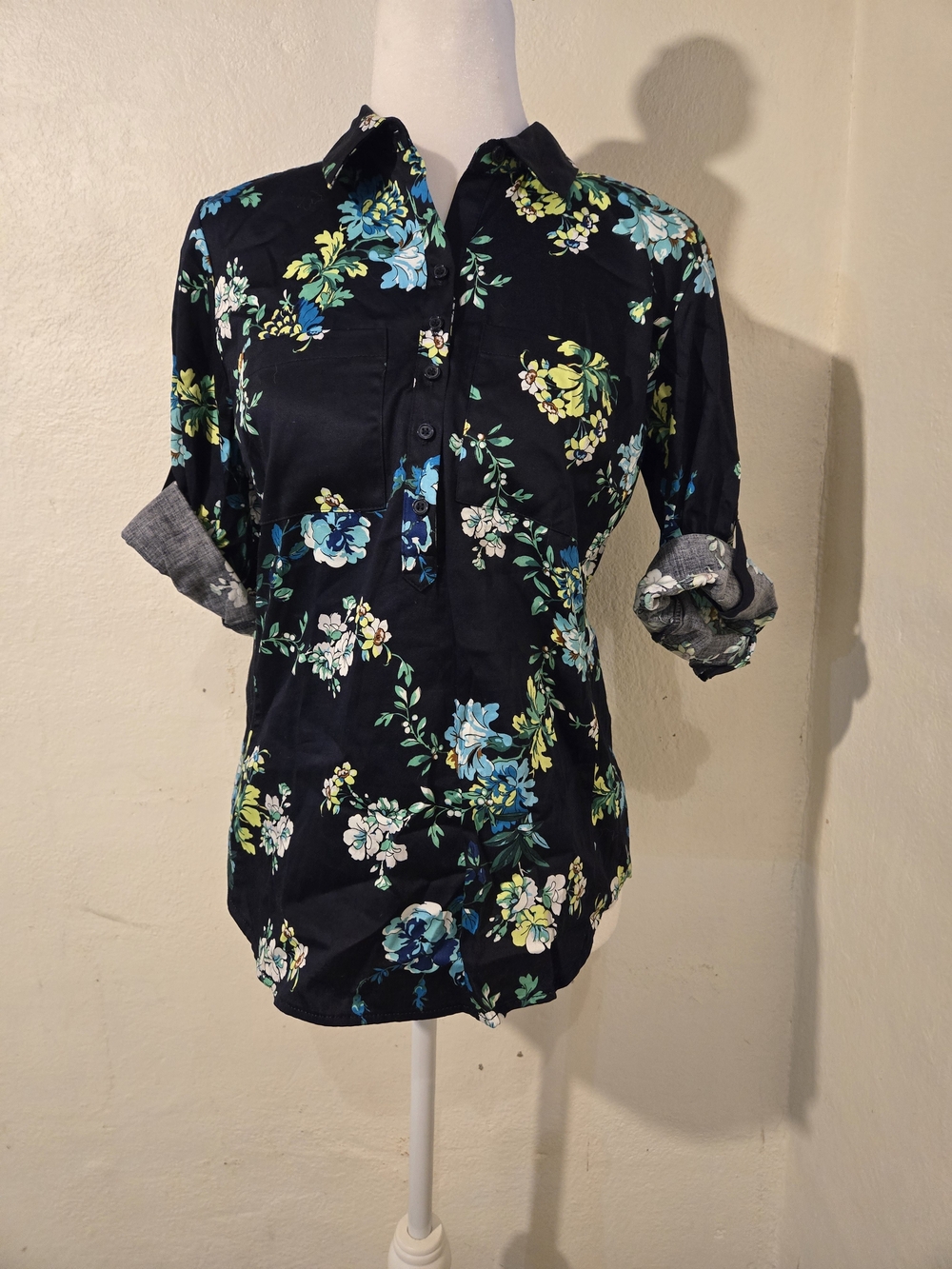 New York & Company Navy Blue Floral Button-Up Shirt with Rolled Sleeves Size XS